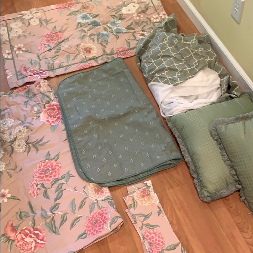 Crown Craft “ Williamsburg” bedding & curtains